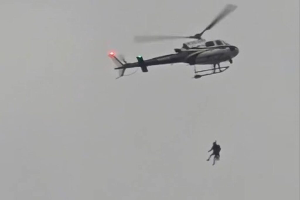video:-resgate-aereo-salva-paraquedista-apos-ficar-preso-em-canion