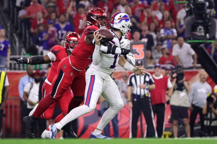 video:-arbitro-da-nfl-deixa-campo-de-maca-apos-lesao-durante-o-jogo