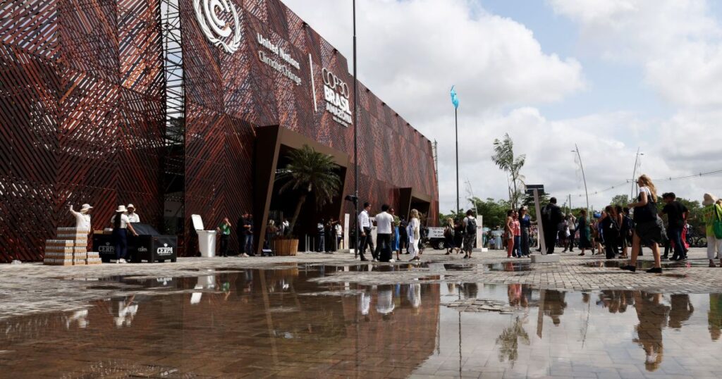 cop30:-arabia-saudita-e-ue-ganham-premio-ironico-de-“fossil-colossal”