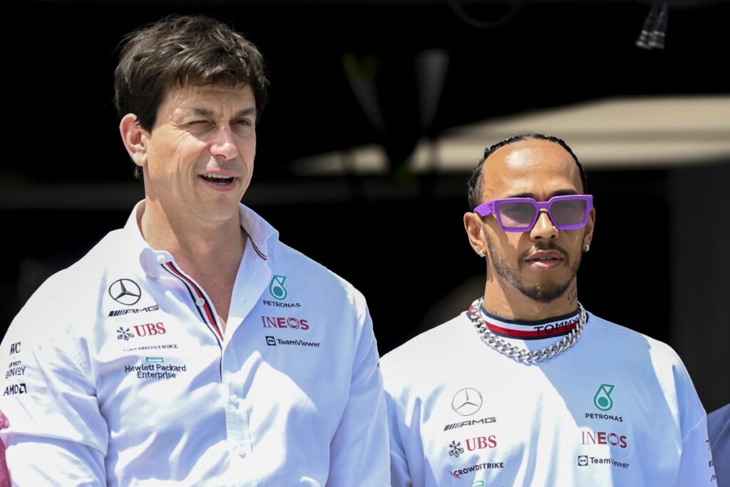 f1:-chefe-da-mercedes-aponta-choque-cultural-de-hamilton-na-ferrari