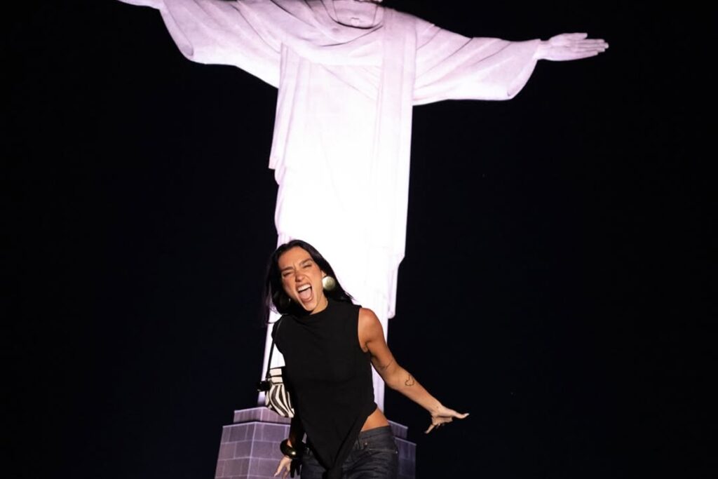 dua-lipa-abre-album-de-fotos-no-brasil,-com-fotos-no-cristo-e-maracana