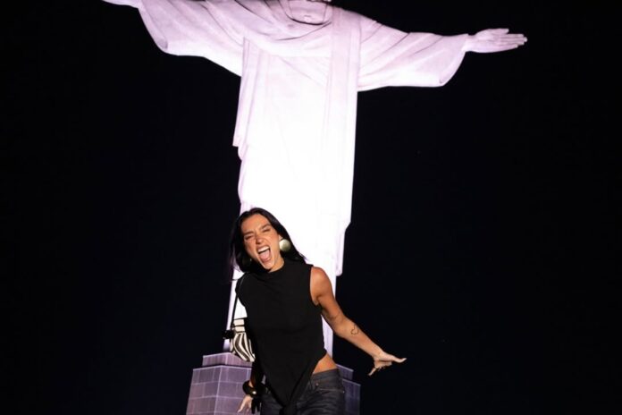 dua-lipa-abre-album-de-fotos-no-brasil,-com-fotos-no-cristo-e-maracana