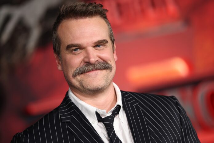 david-harbour-fala-sobre-stranger-things-apos-denuncia-de-assedio