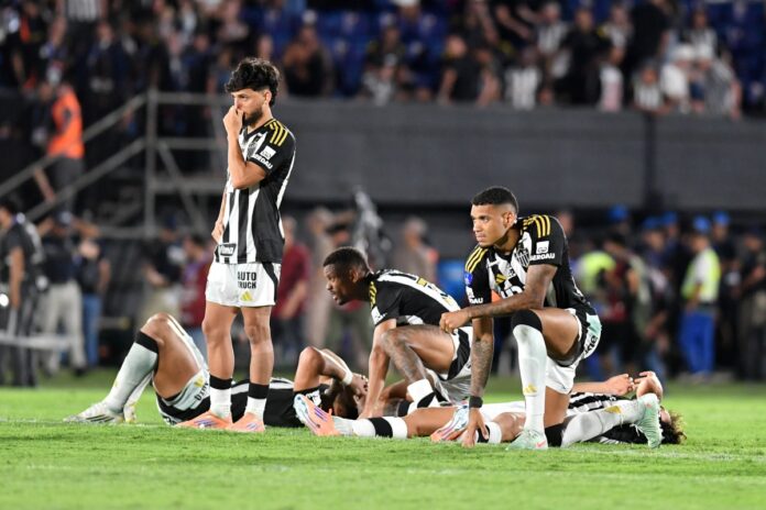 zagueiro-do-atletico-mg-briga-com-torcedor-apos-vice-na-sul-americana