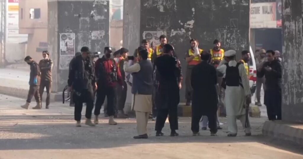 ataque-de-homens-bomba-deixa-tres-mortos-em-base-paramilitar-no-paquistao