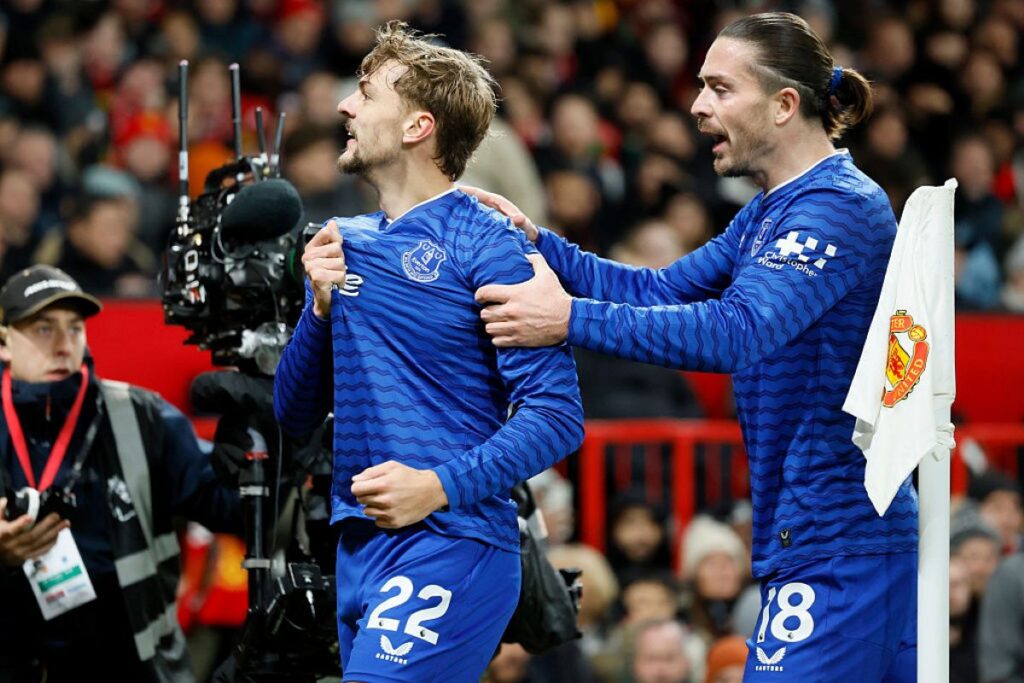 com-um-a-menos,-everton-vence-manchester-united-pela-premier-league