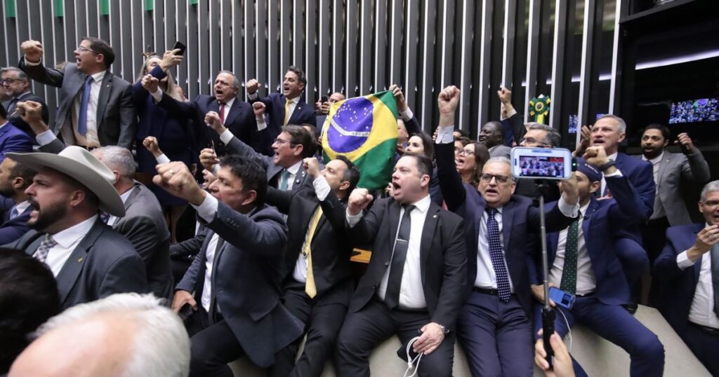 pl-quer-usar-racha-entre-governo-e-cupula-do-congresso-para-votar-anistia