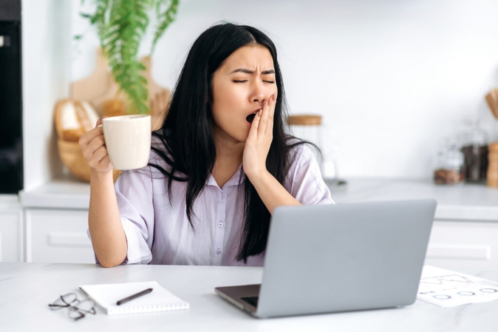 sono-apos-o-almoco?-entenda-por-que-acontece-e-quando-se-preocupar