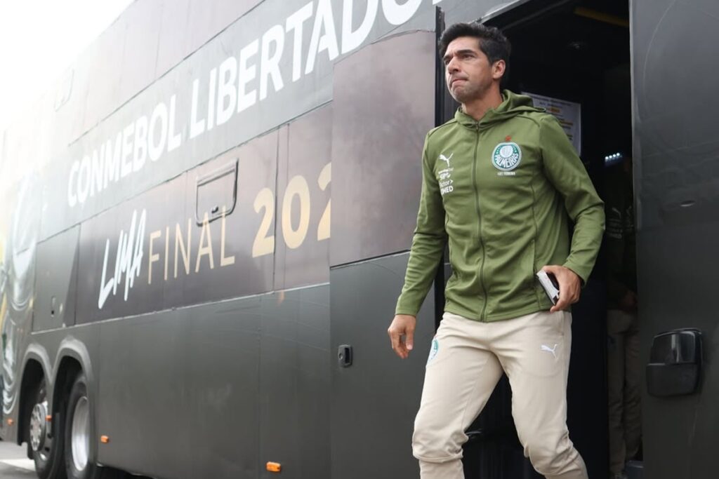 palmeiras-chega-a-lima-para-final-da-libertadores-contra-o-flamengo