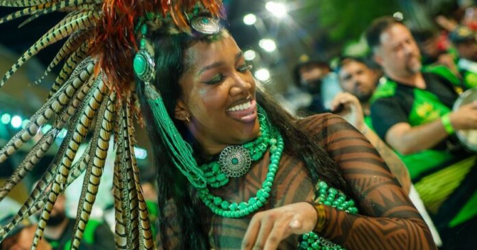iza-canta-e-samba-no-minidesfile-da-imperatriz-no-dia-nacional-do-samba