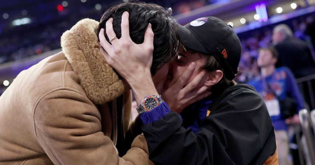 atores-de-“o-verao-que-mudou-minha-vida”-se-beijam-em-jogo-de-basquete