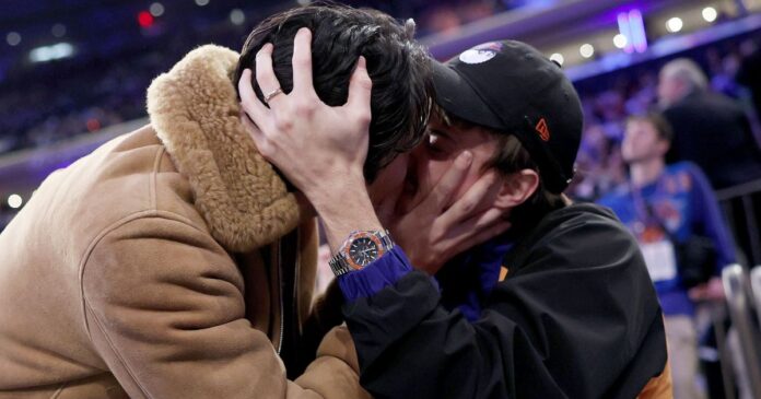 atores-de-“o-verao-que-mudou-minha-vida”-se-beijam-em-jogo-de-basquete