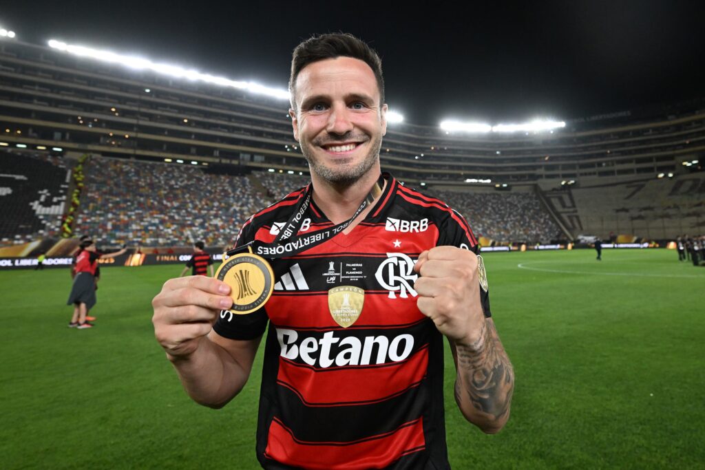 libertadores:-saul-e-flagrado-nu-durante-comemoracao-do-titulo-do-flamengo
