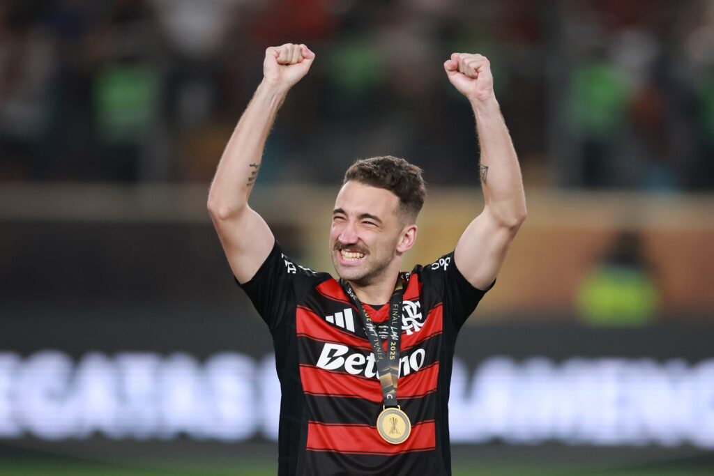 foto:-leo-ortiz-encanta-a-torcida-do-flamengo-com-mensagem-na-camisa