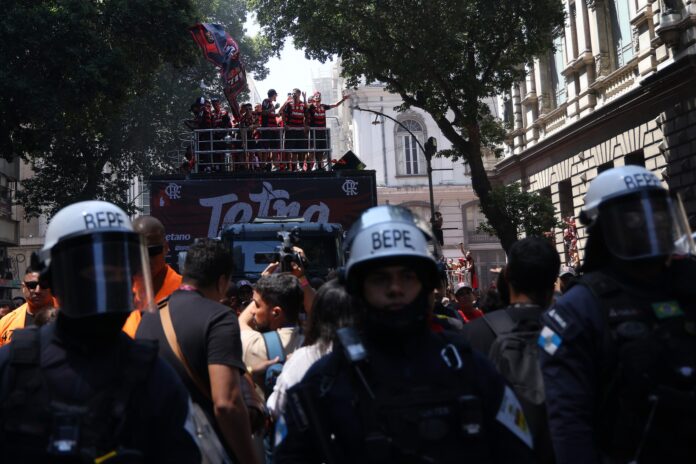 confusao-generalizada-e-euforia:-veja-como-foi-a-festa-do-flamengo