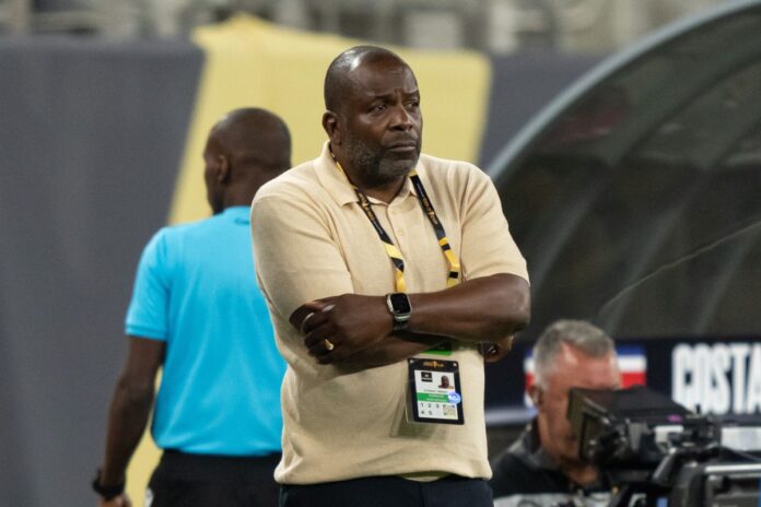copa-do-mundo:-tecnico-do-suriname-renuncia-ao-cargo-antes-da-repescagem