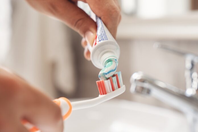 e-melhor-escovar-os-dentes-antes-ou-depois-do-cafe-da-manha?-entenda