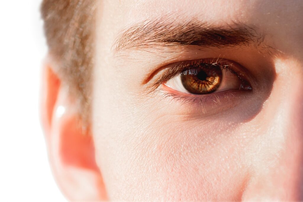 trend-nas-redes,-raspar-os-cilios-pode-causar-lesoes-nos-olhos