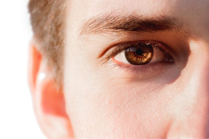 trend-nas-redes,-raspar-os-cilios-pode-causar-lesoes-nos-olhos