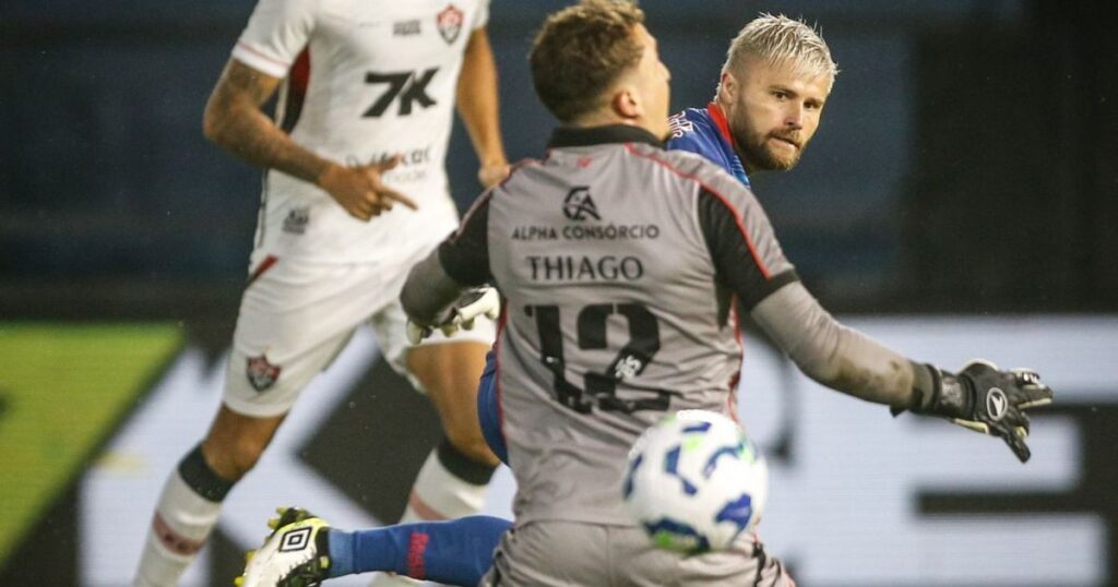 rb-bragantino-goleia-e-vitoria-se-complica-na-luta-contra-rebaixamento