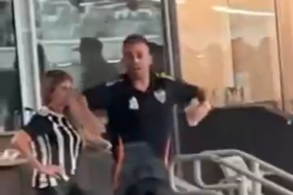 torcedor-do-atletico-mg-faz-gestos-racistas-contra-palmeirenses