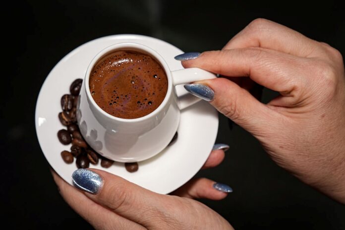 estudo-indica-que-tomar-cafe-reduz-envelhecimento-celular.-veja-quanto