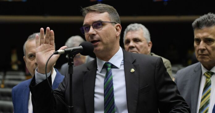 pre-candidatura-de-flavio-bolsonaro-gera-apoio,-criticas-e-reacao-imediata