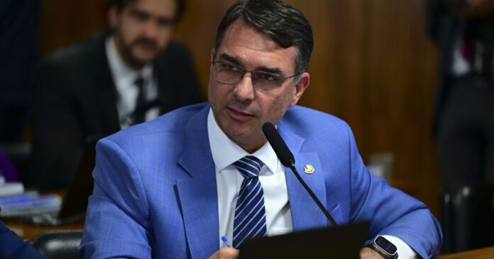familia-presta-apoio-ao-nome-de-flavio-bolsonaro-apos-semana-de-atritos