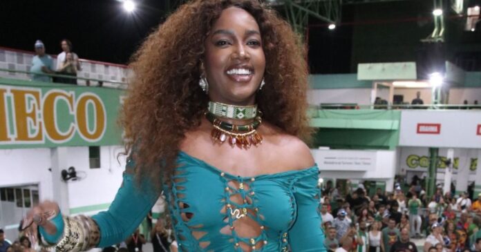 iza-usa-macacao-recortado-em-ensaio-da-imperatriz;-veja-fotos