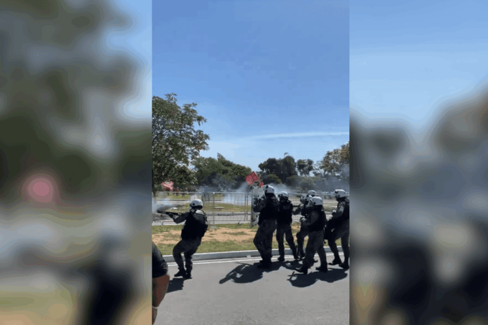 com-tiros-de-bala-de-borracha,-pmrj-dispersa-torcida-do-flamengo.-veja