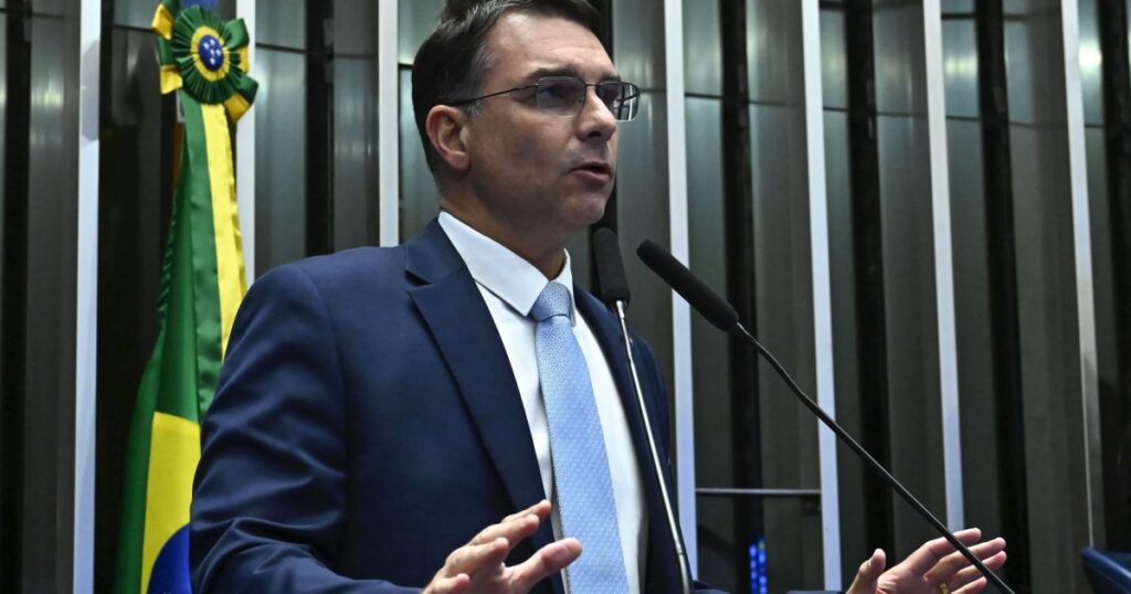 flavio-diz-que-nao-retira-pre-candidatura-sem-bolsonaro-livre-e-nas-urnas