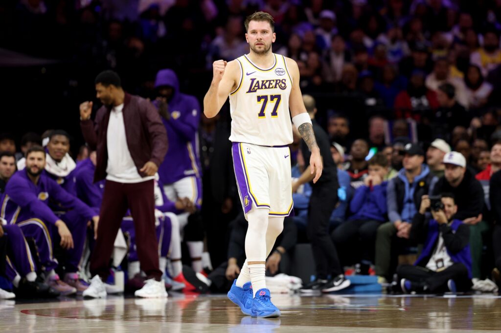 lakers-vencem-76ers-com-brilho-de-doncic.-veja-os-resultados-da-nba