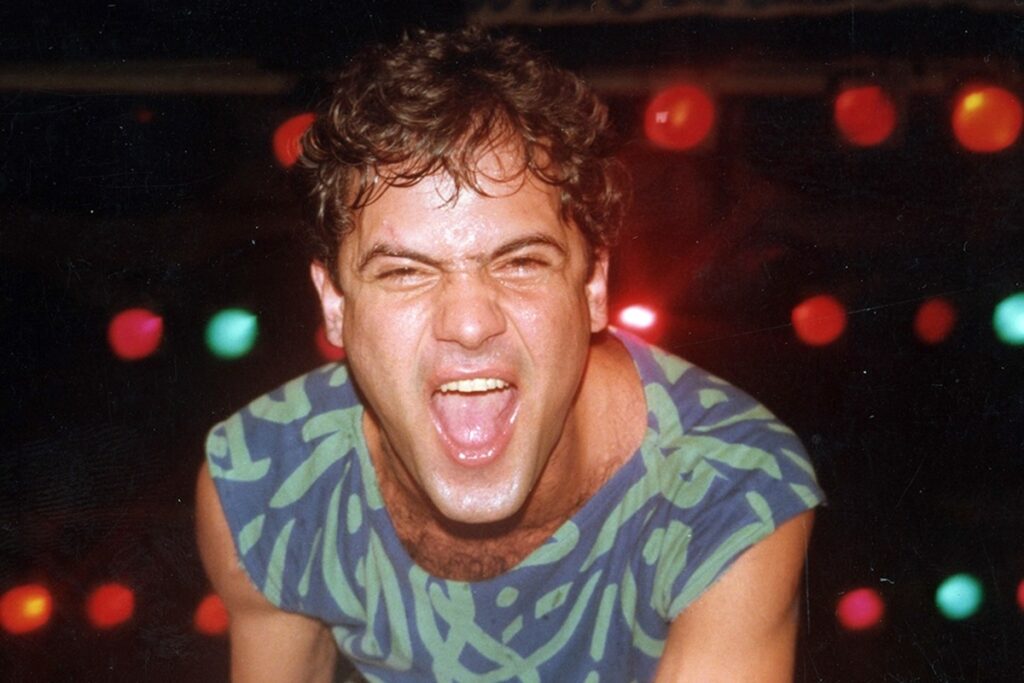 quarto-onde-cazuza-foi-internado-ganha-escultura-no-mes-contra-o-hiv