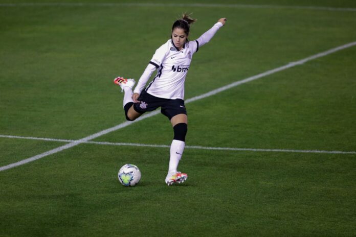 zagueira-recebe-premio-da-cbf-por-gol-mais-bonito-da-temporada-2025