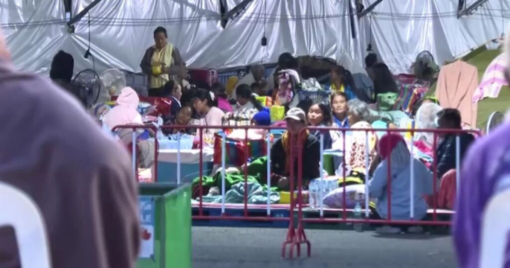 tailandeses-que-vivem-perto-da-fronteira-com-o-camboja-fogem-para-abrigos