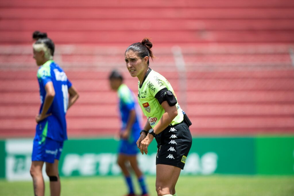 arbitra-nao-expulsa-atleta-com-dois-cartoes-amarelos-em-partida-em-sp