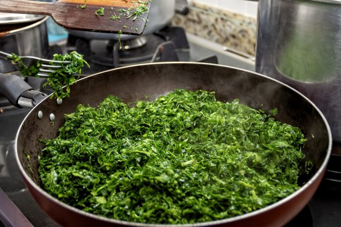 estudo-aponta-qual-ingrediente-comum-potencializa-beneficios-da-couve