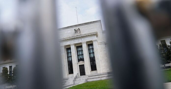 fed-corta-juros-dos-eua-e-leva-taxa-para-intervalo-de-3,5%-a-3,75%