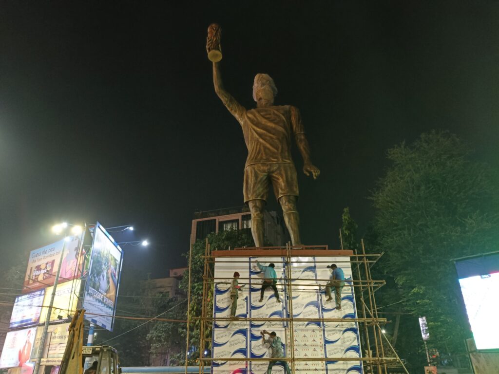 estatua-de-21-metros-de-lionel-messi-esta-em-construcao-na-india
