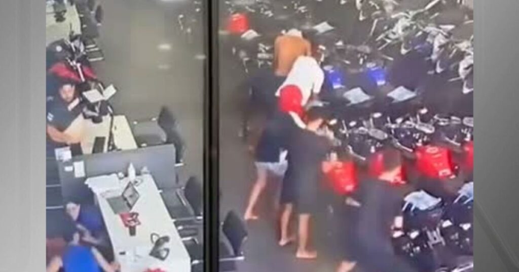 video:-loja-de-motos-e-assaltada-por-grupo-armado-em-sao-vicente-(sp)