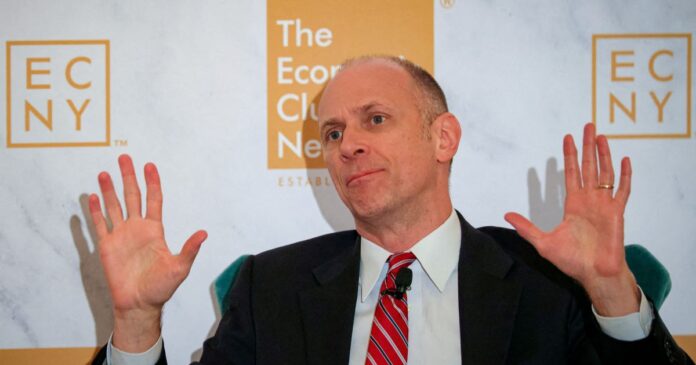 fed-divergiu-sobre-esperar-mais-dados-para-cortar-juros,-diz-goolsbee