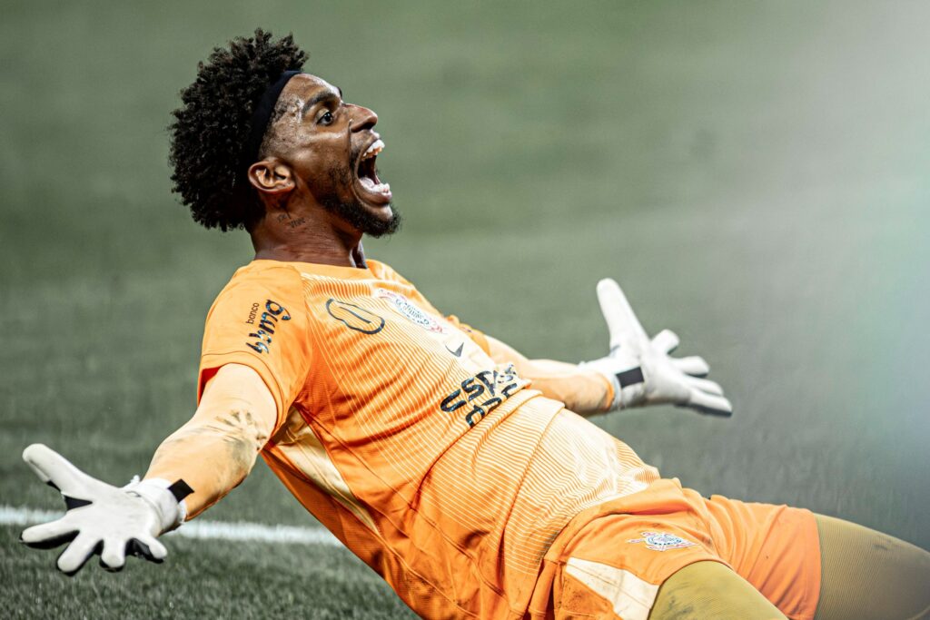 hugo-souza-revela-estrategia-para-pegar-penalti-de-gabigol:-“feeling”