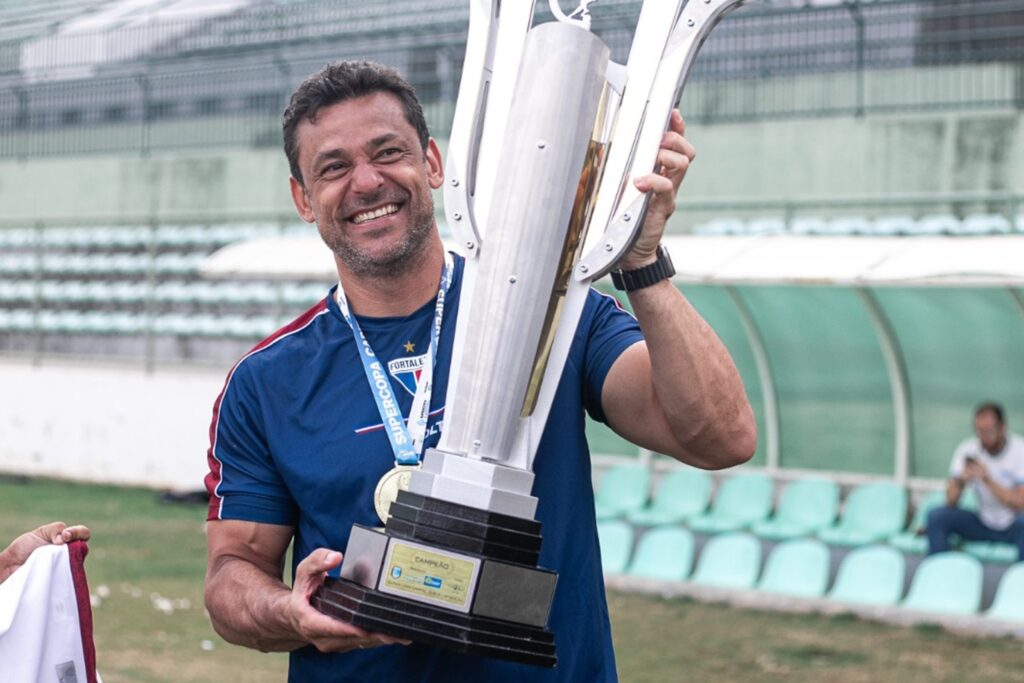 fred-vence-titulo-como-tecnico-e-vai-a-europa-para-curso-da-uefa