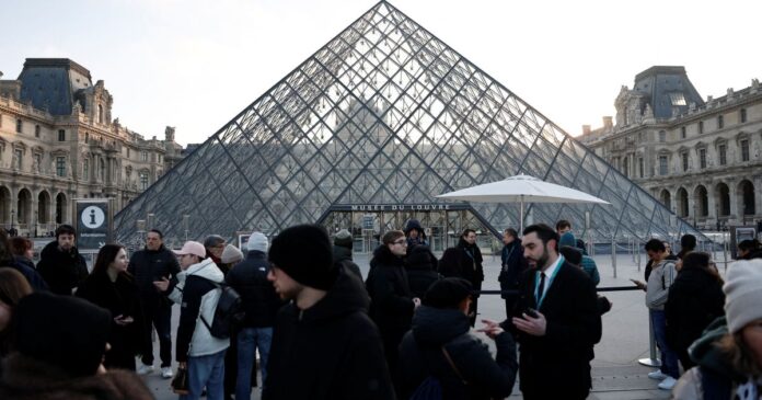 louvre-segue-fechado-em-meio-a-greve-e-funcionarios-avaliam-prorrogacao