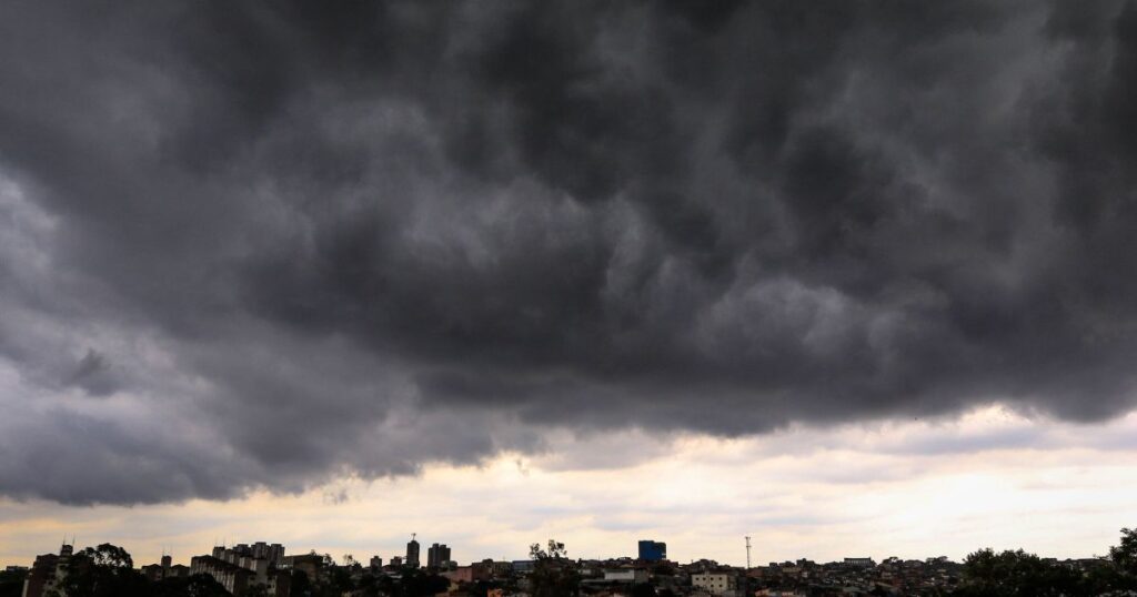 inmet-emite-alerta-de-perigo-para-chuvas-intensas-em-12-estados-e-no-df