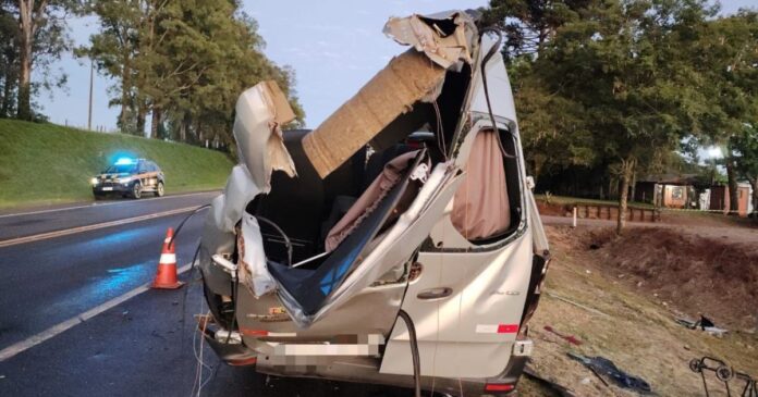 acidente-entre-caminhao-e-van-deixa-cinco-mortos-em-carazinho,-no-rs