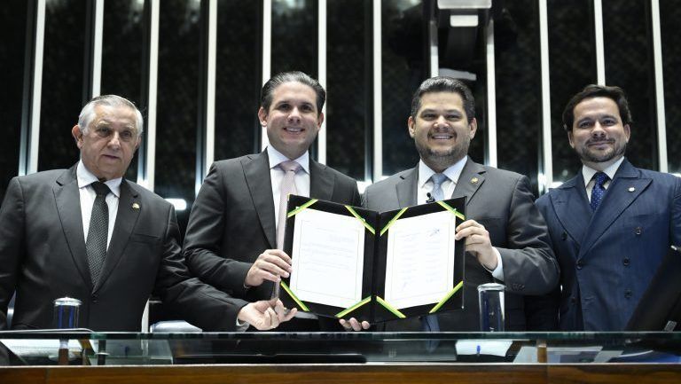 congresso-aprova-regra-que-autoriza-professor-acumular-outro-cargo-publico