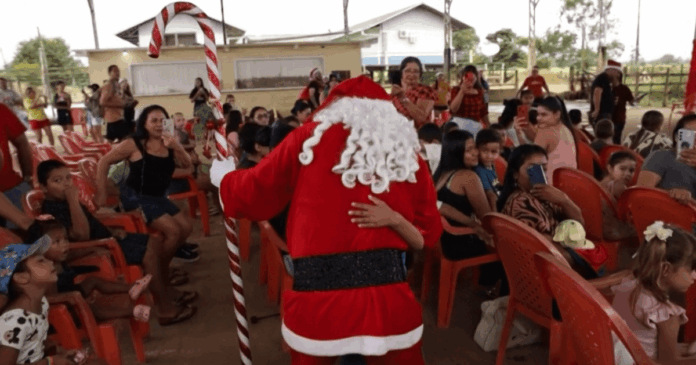papai-noel-em-barco-distribui-presentes-em-comunidades-ribeirinhas