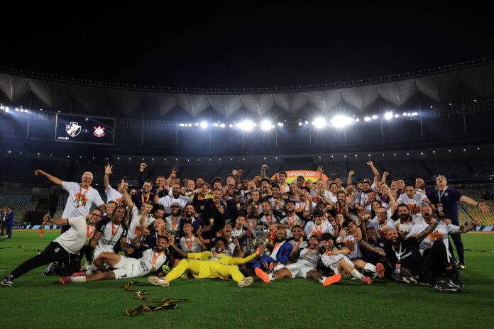 confira-momento-em-que-corinthians-levanta-a-taca-da-copa-do-brasil