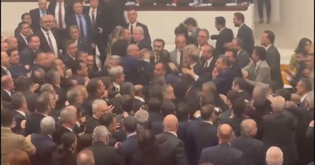 veja-o-momento-em-que-briga-generalizada-acontece-no-parlamento-da-turquia